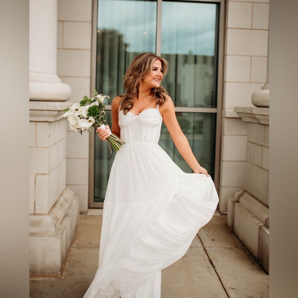 V. Chapman Gwen Gown in White: Size 00